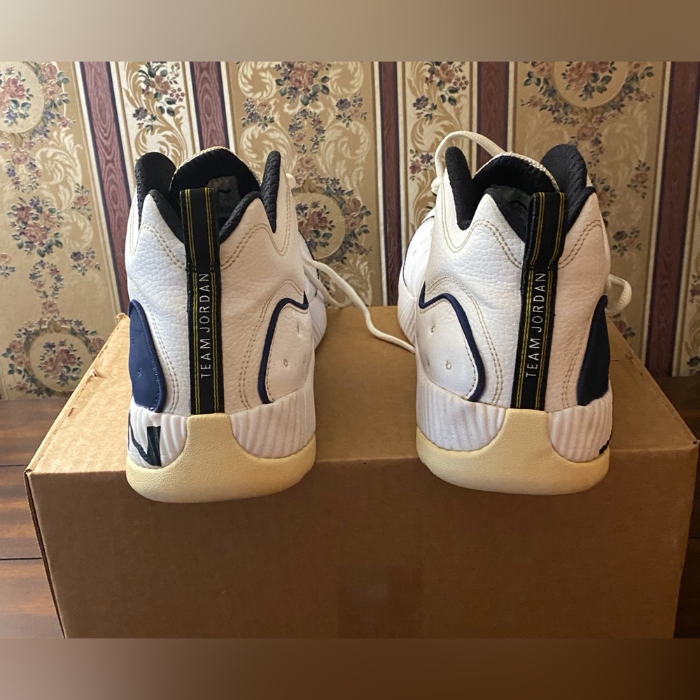 Jordan Jumpman 2 Sneakers. - Picture 6 of 9